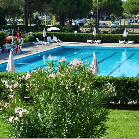 Apartment 3 Beds In Residence With Swimming-Pool Bed And Bath Linen Included-2