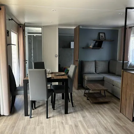 Room In Mobile Home - The Mobil Home De 4 4M-2