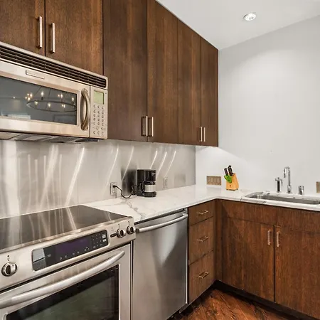 Independence Square 208, Stylish Luxury Suite With Full Kitchen & Living Area-2