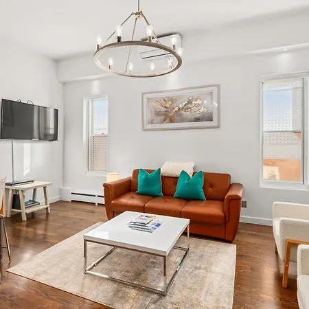 Independence Square 208, Stylish Luxury Suite With Full Kitchen & Living Area-3