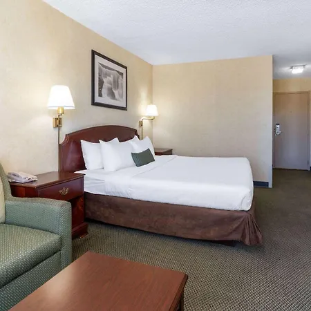 Ramada By Wyndham Reno Hotel & Casino-2