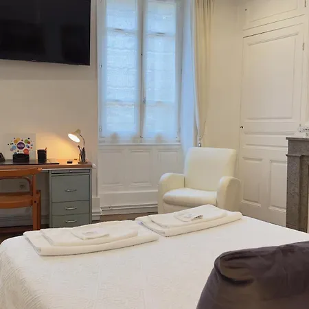 Chambre de charme au coeur du vieux Valence - Confort&Calme-3