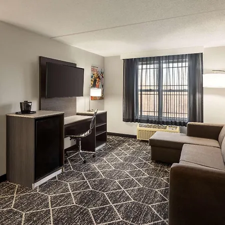 La Quinta Inn & Suites By Wyndham Lake George-2