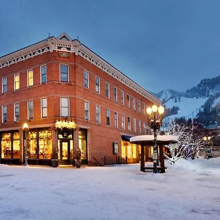 Independence Square 211, Chic Hotel Room With Mountain Views, A/C, & Rooftop Hot Tub-3