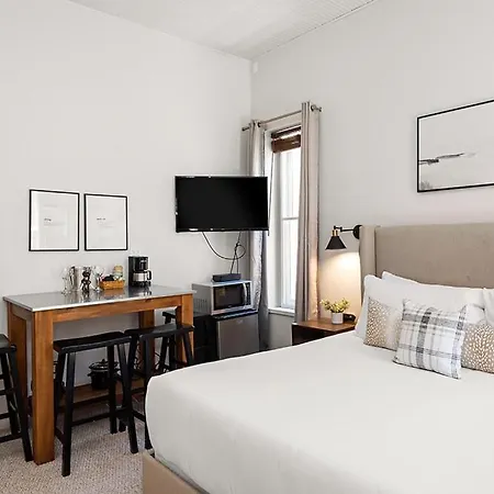 Independence Square 211, Chic Hotel Room With Mountain Views, A/C, & Rooftop Hot Tub-2