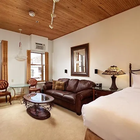 Independence Square Unit 306, Hotel Room With Large Sitting Area & Wet Bar-2