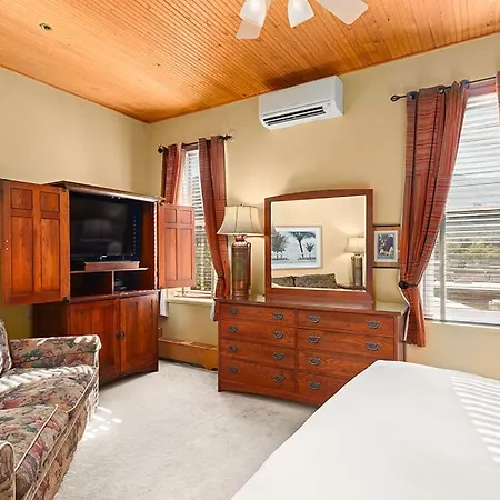 Independence Square 308, Top Floor Hotel Room With Ideal Downtown Location-2