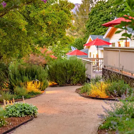 Aurora Park Cottages-2