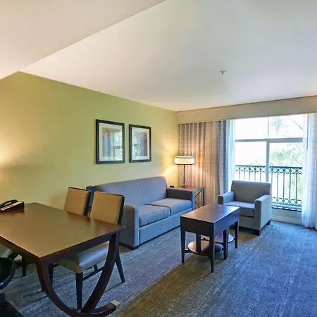 Embassy Suites Valencia-3