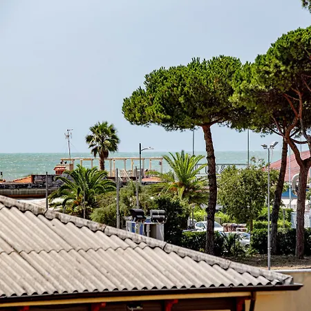 Splendida camera vista mare con terrazza e finiture di lusso-2
