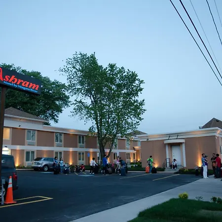 Aashram Hotel By Niagara River-2