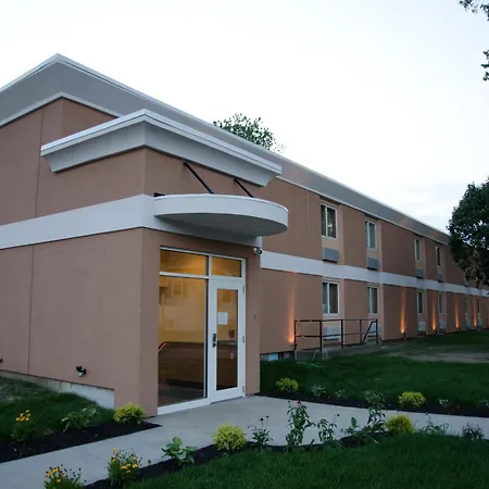 Aashram Hotel By Niagara River-3