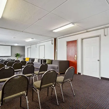 Econo Lodge Inn & Suites Waterloo Downtown-3