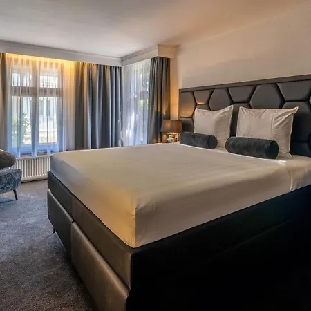 Square Boutique Hotel & Brasserie-3