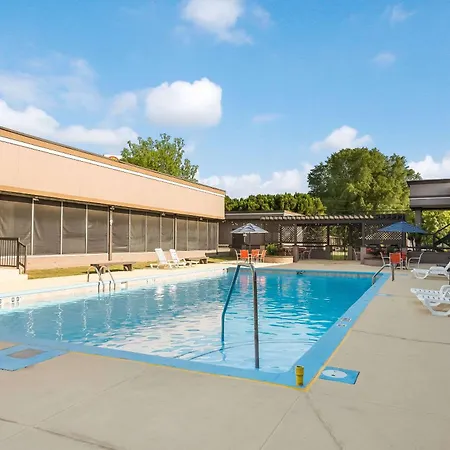 Clarion Inn & Suites Russellville I-40-3