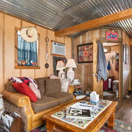 Artesia Hilltop Cabin-3