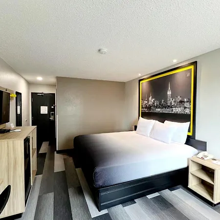 Super 8 By Wyndham Cedar Rapids-3
