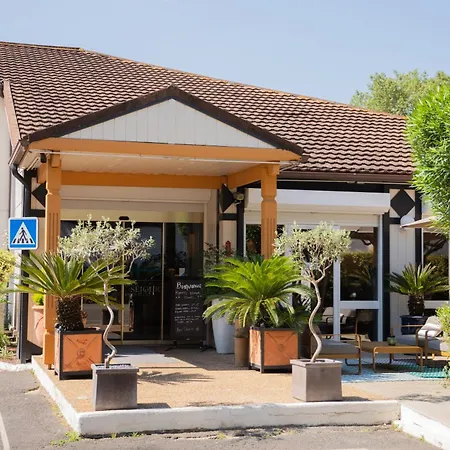 Brit Hotel Confort Nîmes Ouest - A9 sortie 25 - Pdj dès 5h30 - Parking PV - Terrasse&jardin - Pet friendly - Séminaire - Accueil groupe-3