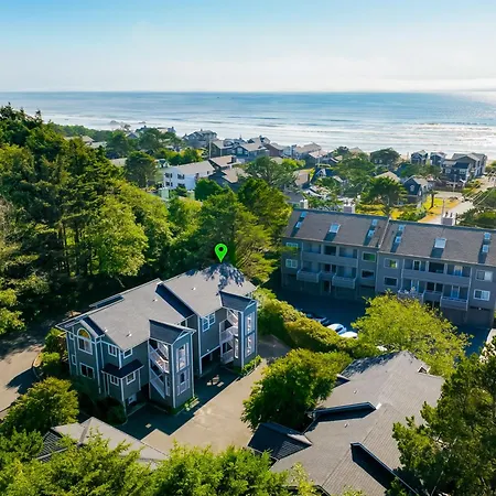 Cozy Cannon Beach Condo-3