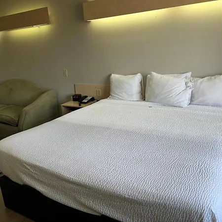 Days Inn & Suites By Wyndham Hutchinson-2