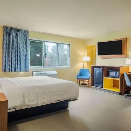Days Inn & Suites By Wyndham Waterloo-3