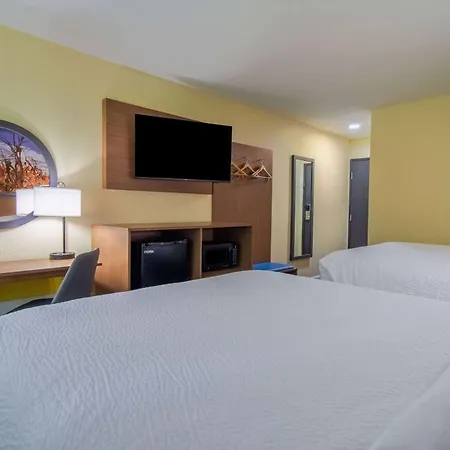 Days Inn & Suites By Wyndham Waterloo-2