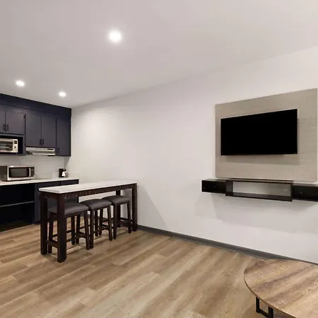 Ramada By Wyndham Studio Suites Dothan-3
