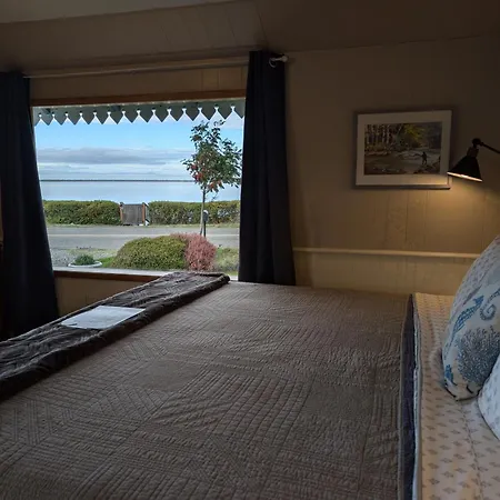 Juan De Fuca Waterfront Hotel & Cottages-2