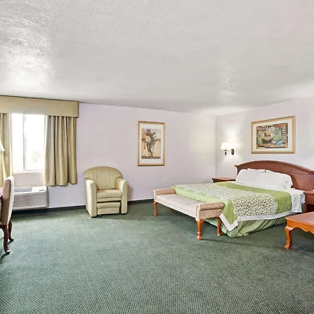 Days Inn & Suites By Wyndham Fullerton-3