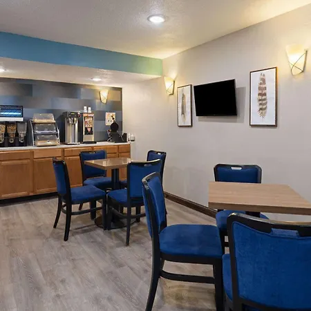 Days Inn & Suites By Wyndham Kokomo-3