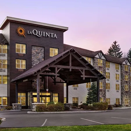 La Quinta Inn & Suites By Wyndham Lake George-3