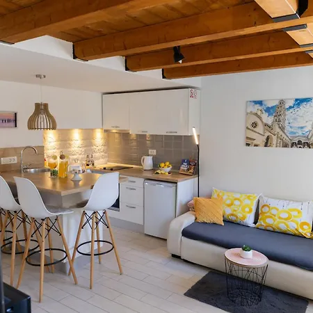 Rooms And Apartments Paese-3