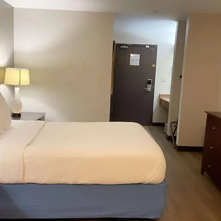 Days Inn & Suites By Wyndham Stevens Point-3