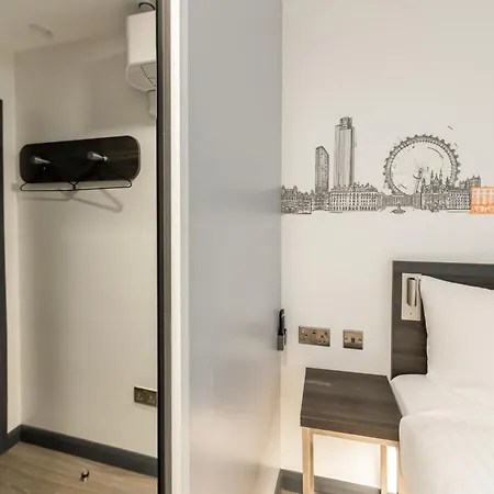 Easyhotel Victoria-2