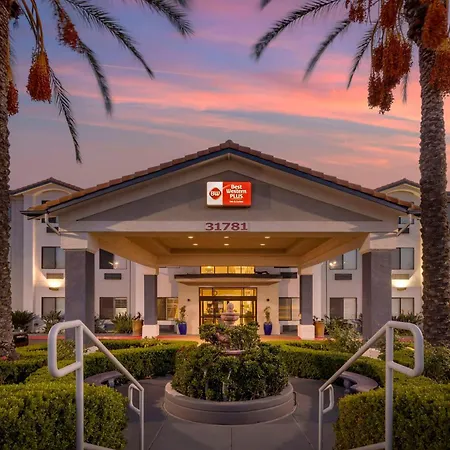 Best Western Plus Lake Elsinore Inn & Suites-3