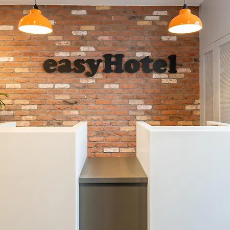 Easyhotel Victoria-3