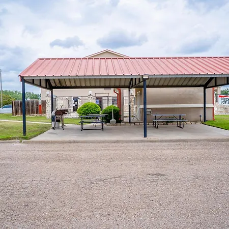 Days Inn & Suites By Wyndham Beeville-2