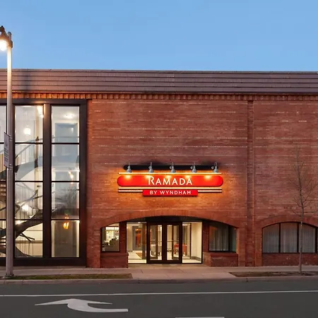 Ramada By Wyndham Milwaukee-2