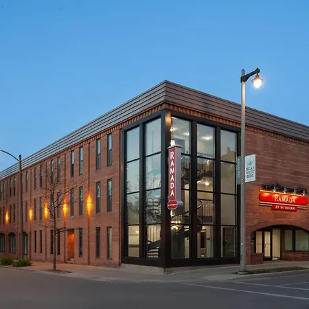 Ramada By Wyndham Milwaukee-3
