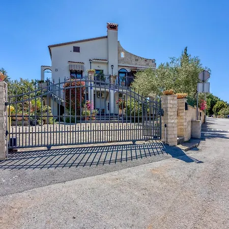 Guest House Jolanda-3