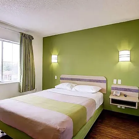 Super 8 By Wyndham Aurora East-3