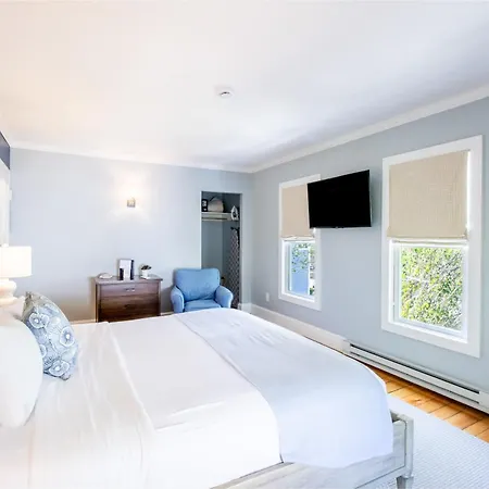 Town & Tide Inn-3