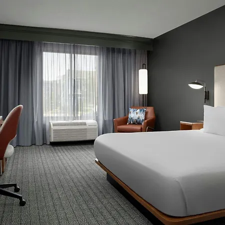 Courtyard By Marriott Bloomington-2