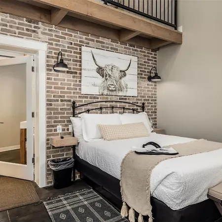 Unique Silo Honeymoon Suite/ Soaker Tub/ Sleeps 4-3