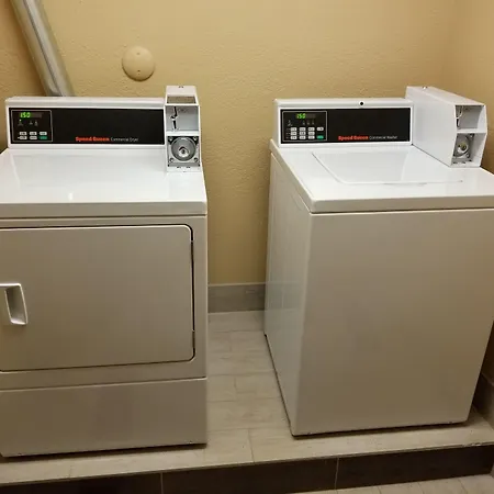Days Inn & Suites By Wyndham Davenport East-3