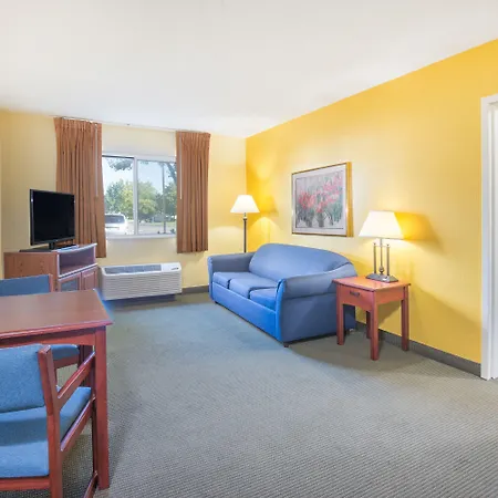 Days Inn By Wyndham Milan Sandusky South-2