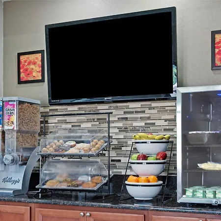 Travelodge By Wyndham Iowa City-2