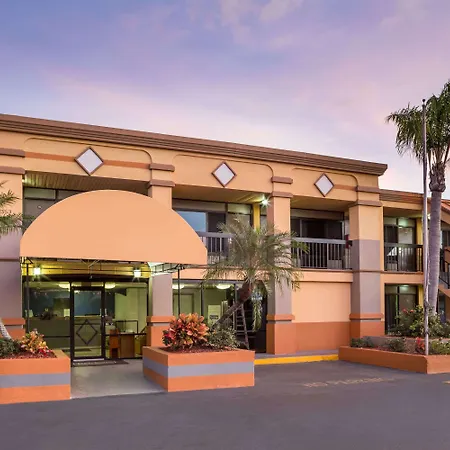 Travelodge By Wyndham Fort Myers North-3