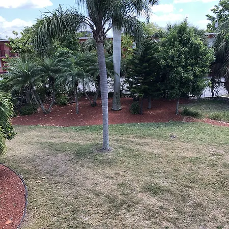 Travelodge By Wyndham Fort Myers North-2