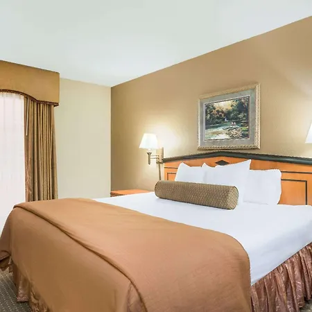 Ramada By Wyndham Plymouth Hotel & Conference Center-3
